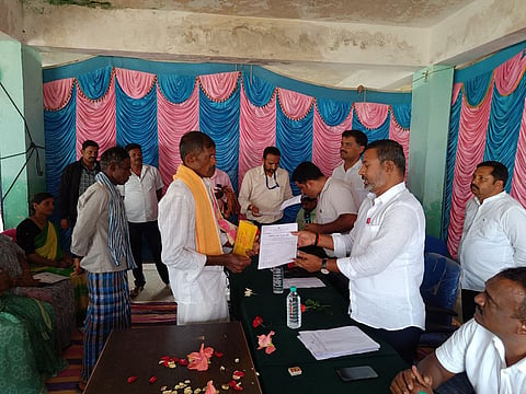 ಶಾಸಕರಿಂದ ಫಲಾನುಭವಿಗಳಿಗೆ ಕಾರ್ಯದೇಶ ಪ್ರತಿ ವಿತರಣೆ.