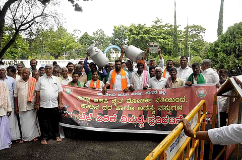 ಬೆಲೆ ಏರಿಕೆ ಖಂಡಿಸಿ ಬಿಜೆಪಿ ರೈತ ಮೋರ್ಚಾ ಪ್ರತಿಭಟನೆ