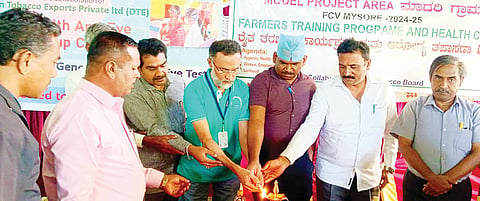 ಬೆಟ್ಟದಪುರ ಸಮೀಪದ ಹಾರನಹಳ್ಳಿ ಗ್ರಾಮದ ಸಮುದಾಯ ಭವನದಲ್ಲಿ ಡೆಕ್ಕನ್, ಮೈಕ್ಯಾಪ್ಸ್ ಹಾಗೂ ತಂಬಾಕು ಮಂಡಳಿ ಸಹಯೋಗದಲ್ಲಿ ರೈತರಿಗೆ ತರಬೇತಿ ಮತ್ತು ಉಚಿತ ಆರೋಗ್ಯ ತಪಾಸಣೆ ಶಿಬಿರವನ್ನು ಗಣ್ಯರು ಉದ್ಘಾಟಿಸಿದರು.