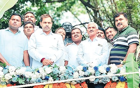 ಕೆ.ಆರ್.ನಗರದಲ್ಲಿ ಮಾಜಿ ಉಪಪ್ರಧಾನಿ ಡಾ.ಬಾಬು ಜಗಜೀವನ ರಾಂ ಅವರ 38ನೇ ವರ್ಷದ ಪುಣ್ಯಸ್ಮರಣೆ ಅಂಗವಾಗಿ ಬಾಬುಜೀ ಪುತ್ಥಳಿಗೆ ಶಾಸಕ ಡಿ.ರವಿಶಂಕರ್ ಮಾಲಾರ್ಪಣೆ ಮಾಡಿದರು. ನಟರಾಜ್, ಮಿಕ್ಸರ್‌ಶಂಕರ್, ಶಂಕರ್‌ಸ್ವಾಮಿ, ಡಿ.ಕಾಂತರಾಜ್, ಮಧುವನಹಳ್ಳಿ ರವಿಕುಮಾರ್, ಎಂ.ಎಸ್.ಮಹದೇವ್, ರವಿಪೂಜಾರಿ ಮತ್ತಿತರರಿದ್ದರು.