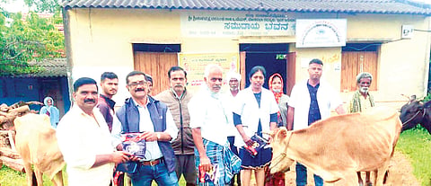  ಬಿಳಗುಂದ ಗ್ರಾಮದಲ್ಲಿ ಪಶುಪಾಲನ ಇಲಾಖೆ ವತಿಯಿಂದ ಆಯೋಜಿಸಿದ ಜಾನುವಾರು ಅರೋಗ್ಯ ಶಿಬಿರದಲ್ಲಿ ಗ್ರಾಮದ ಜಾನುವಾರುಗಳ ಆರೋಗ್ಯವನ್ನು ಪರೀಕ್ಷೆ ಮಾಡಲಾಯಿತು. ಡಾ.ಸೋಮಯ್ಯ, ಡಾ.ಚಾಮರಾಜ, ಡಾ.ಹರ್ಷಿತಾ, ಚೇತನ್, ಸಮಿಉಲ್ಲ ಇದ್ದರು.