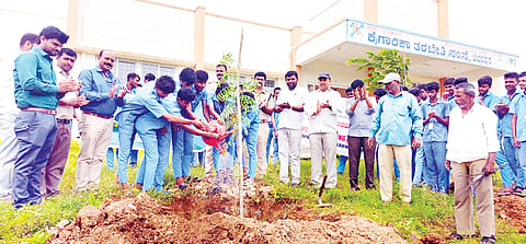 ಪರಿಸರ ಸಂರಕ್ಷಣೆಗೆ ಒತ್ತು ನೀಡಿ
