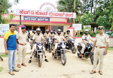 ಎಚ್.ಡಿ.ಕೋಟೆ ಪಟ್ಟಣದಲ್ಲಿ ಪೊಲೀಸ್ ಇಲಾಖೆ ವತಿಯಿಂದ ಸಂಚಾರ ಉಲ್ಲಂಘನೆ ಬಗ್ಗೆ ಸಾರ್ವಜನಿಕರಲ್ಲಿ ಜಾಗೃತಿ ಮೂಡಿಸುವ ಜಾಗೃತಿ ಕಾರ್ಯಕ್ರಮಕ್ಕೆ ಇನ್ಸ್ಪೆಕ್ಟರ್ ಶಬ್ಬೀರ್ ಹುಸೇನ್ ಚಾಲನೆ ನೀಡಿದರು. ಎಸ್‌ಐ ಪ್ರಕಾಶ್, ಸುರೇಶ್ ನಾಯಕ, ಯೋಗೇಶ್ ಮತ್ತಿತರರಿದ್ದರು.