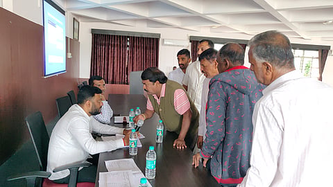 ಸಮಸ್ಯೆ ಬಗೆಹರಿಸುವಂತೆ ಒತ್ತಾಯಿಸಿ ವಿದ್ಯಾನಗರದ ಬಡವಾಣೆಯ ನಿವಾಸಿಗಳು ಮನವಿ