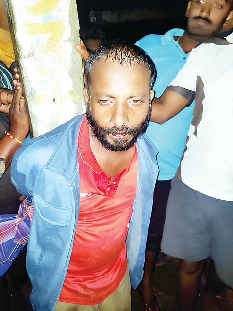 ಕಳ್ಳನನ್ನು ಹಿಡಿದು ಪೊಲೀಸರಿಗೆ ಒಪ್ಪಿಸಿದ ಗ್ರಾಮಸ್ಥರು