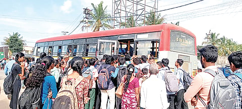 ನೂಕುನುಗ್ಗಲಿನಿಂದ ಪ್ರಯಾಣಿಕರಿಗೆ ತೊಂದರೆ