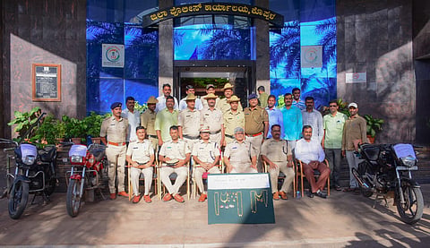 ವಿವಿಧ ಪ್ರಕರಣಗಳಲ್ಲಿ ಕಳ್ಳರಿಂದ ವಶಕ್ಕೆ ಪಡೆದ ವಸ್ತುಗಳನ್ನು ಗುರುವಾರ ಎಸ್ಪಿ ಡಾ.ರಾಮ್​ ಎಲ್​.ಅರಸಿದ್ದಿ ಕೊಪ್ಪಳದಲ್ಲಿ ಪ್ರದರ್ಶಿಸಿದರು. ಎಎಸ್ಪಿ ಹೇಮಂತ್​ ಕುಮಾರ್​, ಡಿವೈಎಸ್ಪಿ ಮುತ್ತಣ್ಣ ಸರವಗೋಳ, ಸಿಪಿಐ ಸುರೇಶ ಡಿ., ಪಿಐ ಜಯಪ್ರಕಾಶ ಇದ್ದರು.