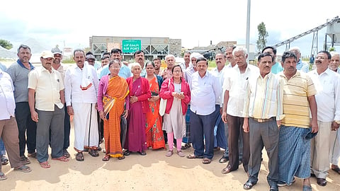 ರೈತರ ಜಮೀನಿಗೆ ಪರಿಹಾರ ನೀಡುವಂತೆ ಆಗ್ರಹಿಸಿ ಬೂವನಹಳ್ಳಿಯಲ್ಲಿ ಗ್ರಾಮಸ್ಥರು ಪ್ರತಿಭಟನೆ