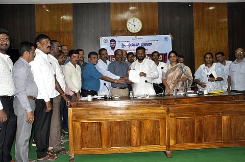 7ನೇ ವೇತನ ಆಯೋಗ ಜಾರಿಗೆ ಸರ್ಕಾರಕ್ಕೆ ಶಾಸಕರು ಒತ್ತಡ ತರುವಂತೆ ಮನವಿ