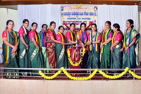 ನಂಜನಗೂಡಿನ ಶ್ರೀ ಗುರುಮಲ್ಲೇಶ್ವರ ವಿವಿಧೋದ್ದೇಶ ಮಹಿಳಾ ಸೌಹಾರ್ದ ಸಹಕಾರಿ ಸೊಸೈಟಿಯ ವಾರ್ಷಿಕ ಮಹಾಸಭೆಯನ್ನು ಸೊಸೈಟಿ ಅಧ್ಯಕ್ಷೆ ನಂದಿನಿ ಮಹೇಶ್ ಉದ್ಘಾಟಿಸಿದರು. ಅಂಬಿಕಾ ಹುಸ್ಕೂರು, ನೇತ್ರಾವತಿ, ಉಷಾ, ಕೋಮಲಾ ಮತ್ತಿತರರಿದ್ದರು.