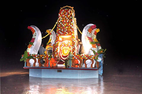 ನಂಜನಗೂಡಿನಲ್ಲಿ ಶ್ರೀಕಂಠೇಶ್ವರ ದೇವಾಲಯದಲ್ಲಿ ಗಿರಿಜಾ ಕಲ್ಯಾಣ ಮಹೋತ್ಸವ ಅಂಗವಾಗಿ ಭಾನುವಾರ ಸಂಜೆ ಕಪಿಲಾ ನದಿಯಲ್ಲಿ ಉತ್ಸವಮೂರ್ತಿಯ ತೆಪ್ಪೋತ್ಸವ ಜರುಗಿತು.