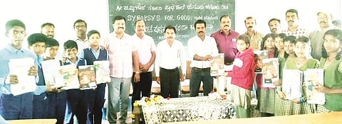 ಹನೂರಿನ ಜಿ.ವಿ ಗೌಡ ಸರ್ಕಾರಿ ಪ್ರೌಢಶಾಲೆಯ ವಿದ್ಯಾರ್ಥಿಗಳಿಗೆ ಸಿನೊಸಿಸ್ ಸಂಸ್ಥೆ ವತಿಯಿಂದ ಉಚಿತವಾಗಿ ನೋಟ್‌ಬುಕ್ ವಿತರಿಸಲಾಯಿತು. ವಿನೋದ್, ಮಹೇಶ್, ಕಿರಣ್‌ಕುಮಾರ್, ಶಾಂತರಾಜು, ಶ್ರೀನಿವಾಸನಾಯ್ಡು ಇತರರು ಇದ್ದರು. 