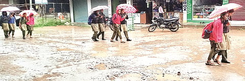 ಹನೂರಿನಲ್ಲಿ ಮಳೆ ನಡುವೆಯೇ ವಿದ್ಯಾರ್ಥಿನಿಯರು ಶಾಲಾ-ಕಾಲೇಜಿಗೆ ಕೊಡೆ ಹಿಡಿದು ತೆರಳುತ್ತಿರುವುದು.

