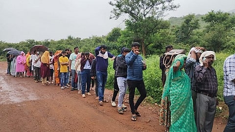ಗುಂಡ್ಲುಪೇಟೆ ತಾಲೂಕಿನ ಹಿಮವದ್ ಗೋಪಾಲಸ್ವಾಮಿ ಬೆಟ್ಟಕ್ಕೆ ಹೋಗಲು ಮಳೆಯಲ್ಲಿ ಬಸ್‌ಗಾಗಿ ಸರತಿ ಸಾಲಿನಲ್ಲಿ ಕಾದು ನಿಂತಿರುವ ಪ್ರವಾಸಿಗರು.