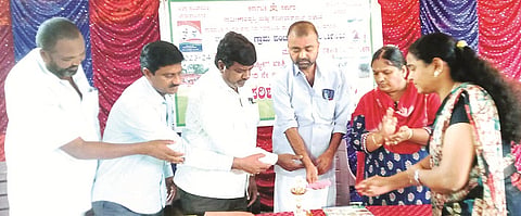 ರಾಮಾಪುರದಲ್ಲಿ ಆಯೋಜಿಸಿದ್ದ ಗ್ರಾಮಸಭೆಯನ್ನು ಅಧ್ಯಕ್ಷ ರವಿ ಉದ್ಘಾಟಿಸಿದರು. ನಾರಾಯಣ್, ಮಲ್ಲು, ಪುಷ್ಪಲತಾ ಇತರರು ಇದ್ದರು. 