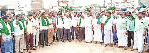 ಹನೂರಿನಲ್ಲಿ ರೈತ ಸಂಘ ಹಾಗೂ ಹಸಿರು ಸೇನೆ ಪದಾಧಿಕಾರಿಗಳು ರಸ್ತೆ ಸಂಚಾರ ತಡೆದು ಪ್ರತಿಭಟನೆ ನಡೆಸಿದರು. ಚಂಗಡಿ ಕರಿಯಪ್ಪ, ಮಾದಪ್ಪ, ರಾಜು, ಜಗದೀಶ್ ಇತರರು ಇದ್ದರು. 