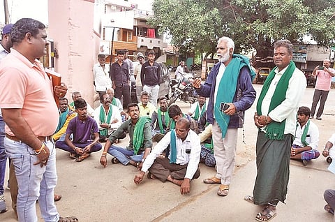 ಕೊಳ್ಳೇಗಾಲದ ಕೆಎಸ್‌ಆರ್‌ಟಿಸಿ ಡಿಪೋ ಮುಂಭಾಗ ಪ್ರತಿಭಟನೆ ನಡೆಸುತ್ತಿದ್ದ ರೈತ ಸಂಘದ ಪದಾಧಿಕಾರಿಗಳನ್ನು ಡಿಪೋ ಮ್ಯಾನೇಜರ್ ಶಂಕರ್ ಭೇಟಿ ಮಾಡಿ ಮನವಿ ಆಲಿಸಿದರು.