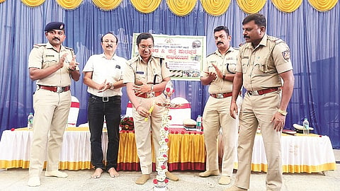 ಕೊಳ್ಳೇಗಾಲದಲ್ಲಿ ಆಯೋಜಿಸಿದ್ದ ಸಂಚಾರ ಮತ್ತು ರಸ್ತೆ ಸುರಕ್ಷತೆ ಜಾಗೃತಿ ಅಭಿಯಾನಕ್ಕೆ ಎಸ್ಪಿ ಕವಿತಾ ಚಾಲನೆ ನೀಡಿದರು. ಎಂ.ಧರ್ಮೇಂದ್ರ, ಎ.ರಮೇಶ್, ಕೃಷ್ಣಪ್ಪ, ಮಹೇಶ್ ಕುಮಾರ್ ಇದ್ದರು.