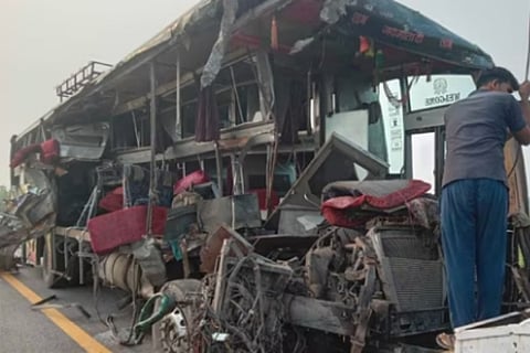 18 killed 17 injured as bus from Bihar to Delhi rams into milk tanker on Lucknow Agra Expressway in Unnao