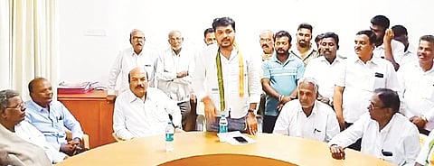 ಗುಂಡ್ಲುಪೇಟೆ ಪ್ರವಾಸಿ ಮಂದಿರದಲ್ಲಿ ಆಯೋಜಿಸಿದ್ದ ಸಭೆಯಲ್ಲಿ ಸಂಸದ ಸುನಿಲ್ ಬೋಸ್ ಮಾತನಾಡಿದರು. ಸಿದ್ದರಾಜು, ನಂಜುಂಡಪ್ರಸಾದ್, ಬೊಮ್ಮಯ್ಯ, ನವೀನ್, ಮಹೇಶ್, ಬಸವರಾಜು ಇದ್ದರು.