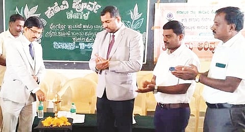 ಹಂಗಳ ಗ್ರಾಮದ ಸರ್ಕಾರಿ ಪದವಿಪೂರ್ವ ಕಾಲೇಜಿನಲ್ಲಿ ಆಯೋಜಿಸಿದ್ದ ಕಾನೂನು ಅರಿವು ಕಾರ್ಯಕ್ರಮವನ್ನು ಬಸವರಾಜ ತಳವಾರ್ ಉದ್ಘಾಟಿಸಿದರು. ಜೆ.ಜೆ.ಶಿವಕುಮಾರ್, ದೀಪಕ್, ಅನಿಲ್ ಕುಮಾರ್ ಇದ್ದರು.