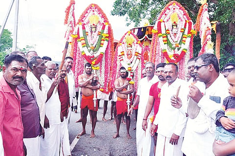  ಸಿದ್ದಯ್ಯನಪುರ ಗ್ರಾಮದಲ್ಲಿ ಕುರುಬನ ಕಟ್ಟೆ ಕಂಡಾಯ, ಬಸವೇಶ್ವರ, ಬೊಮ್ಮೇಶ್ವರ ಸತ್ತಿಗೆಗಳ ಉತ್ಸವ ನೆರವೇರಿತು.