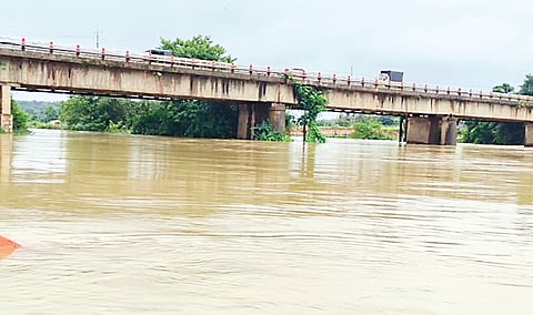 ಮಳೆಯ ಆರ್ಭಟಕ್ಕೆ ಜನಜೀವನ ಸ್ತಬ್ಧ