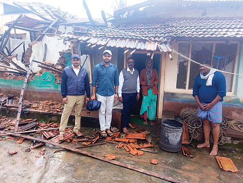 ಹಾನಿಗೊಳಗಾದ ಮನೆ ಪರಿಶೀಲನೆ