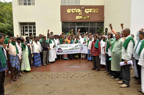 ಅರಣ್ಯ ಇಲಾಖೆಯಿಂದ ರೈತರ ಭೂಮಿ ರಕ್ಷಿಸಿ:ಪ್ರತಿಭಟನೆ