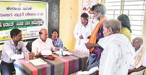 ಗಾಣಿಗಮಂಗಲದಲ್ಲಿ ಆಯೋಜಿಸಿದ್ದ ಪಿಂಚಣಿ ಅದಾಲತ್ ಕಾರ್ಯಕ್ರಮದಲ್ಲಿ ಗ್ರೇಡ್ 2 ತಹಸೀಲ್ದಾರ್ ಧನಂಜಯ ಜನರಿಂದ ಅರ್ಜಿ ಸ್ವೀಕರಿಸಿದರು. ನಾಗೇಂದ್ರ, ಕುಮಾರ್, ಮಹದೇವಮ್ಮ  ಇದ್ದರು. 