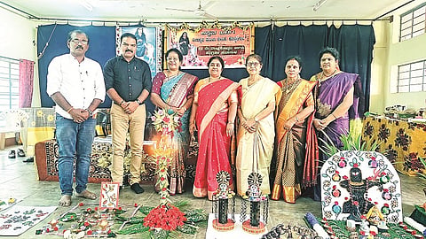 ಕೊಳ್ಳೇಗಾಲದ ಜೆಸ್‌ಎಸ್ ಮಹಿಳಾ ಕಾಲೇಜಿನ  ಸಭಾಂಗಣದಲ್ಲಿ ಶನಿವಾರ ಆಯೋಜಿಸಿದ್ದ ಕಾರ್ಯಕ್ರಮವನ್ನು ಸುಮಪ್ರಭಾ ಉದ್ಘಾಟಿಸಿದರು. ಕೊಂಗಳಪ್ಪ, ಮಹದೇವ ಪ್ರಸಾದ್, ವಿಮಲಾ ಮೂರ್ತಿ, ಪುಷ್ಪಾ ಶಾಂತಮಲ್ಲಪ್ಪ, ಪ್ರಮೀಳಾ ನಂಜಪ್ಪ ಇದ್ದರು.