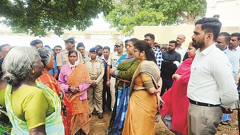ದಾಸನಪುರ ಗ್ರಾಮದಲ್ಲಿ ಮಹಿಳೆಯರು ನರೇಗಾದಡಿ ಕೆಲಸ ಮಾಡಿದ ಕೂಲಿ ಹಣ ಕೊಡಿಸುವಂತೆ ಜಿಲ್ಲಾಧಿಕಾರಿ ಶಿಲ್ಪಾನಾಗ್, ಜಿ.ಪಂ ಸಿಇಒ ಮೋನಾ ರೋಹಟ್ ಅವರಿಗೆ ಮನವಿ ಮಾಡಿದರು.