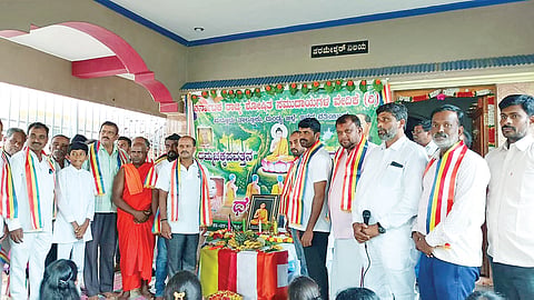 ಮದ್ದೂರು ತಾಲೂಕಿನ ಮಾಲಗಾರನಹಳ್ಳಿಯಲ್ಲಿ ದಮ್ಮ ಚಕ್ಕ ಪವತ್ತನ ದಿನದ ಪ್ರಯುಕ್ತ ಧರ್ಮ ಪ್ರವಚನ ಕಾರ್ಯಕ್ರಮ ಆಯೋಜಿಸಲಾಗಿತ್ತು. ನಾಗರತ್ನ ಬಂತೇಜಿ, ಸುರೇಶ್‌ಕಂಠಿ, ಸುದರ್ಶನ, ಸಿದ್ದರಾಮಯ್ಯ, ಸಿ.ಎಂ.ದ್ಯಾವಪ್ಪ, ವಿ.ಸಿ.ಉಮಾಶಂಕರ್, ಉಮೇಶ್ ಇದ್ದರು.