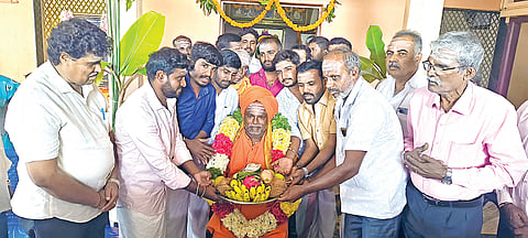 ಕಾರ್ಯಕ್ರಮದಲ್ಲಿ ಮದ್ದೂರು ತಾಲೂಕಿನ ವೈದ್ಯನಾಥಪುರ ಗ್ರಾಮದ ಕದಂಬ ಜಂಗಮ ಮಠದ ಪೀಠಾಧ್ಯಕ್ಷ ಶ್ರೀ ರೇಣುಕಾ ಶಿವಾಚಾರ್ಯ ಸ್ವಾಮಿಗಳನ್ನು ಅಭಿನಂದಿಸಲಾಯಿತು. ಎಸ್.ನಾಗರಾಜು, ಡಿ.ದ್ಯಾವಣ್ಣ, ಬಸವರಾಜಪ್ಪ, ಶಿವಕುಮಾರ್, ಚೆನ್ನಪ್ಪ, ರುದ್ರಸ್ವಾಮಿ, ಬಸವರಾಜಣ್ಣ, ಎಂ. ಜಗದೀಶ್, ಮಧುಸೂದನ್ ಇದ್ದರು.
