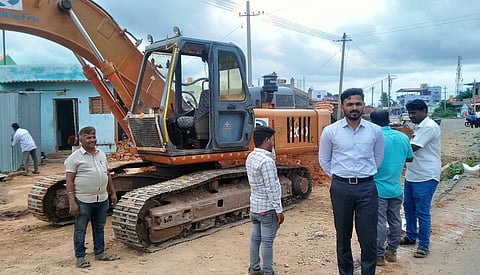 ಮಂಗಲ ಗ್ರಾಮದಲ್ಲಿ ಸ್ಥಗಿತಗೊಂಡಿದ್ದ ರಸ್ತೆ ಕಾಮಗಾರಿಯನ್ನು ಎಸಿ ಮಹೇಶ್ ಅವರ ಸಮ್ಮುಖದಲ್ಲಿ ಆರಂಭಿಸಲಾಯಿತು. ಪುಟ್ಟರಾಜು, ಚಿಕ್ಕಸ್ವಾಮಿ, ಕನಕರಾಜು, ಮಾದೇಶ್ ಇದ್ದರು.