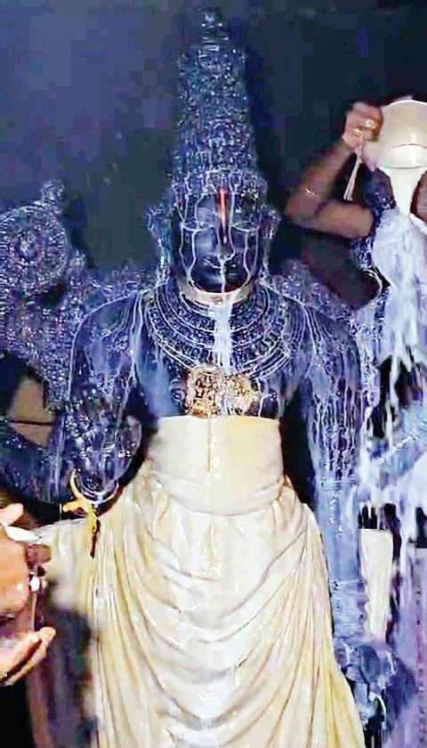 ಮೇಲುಕೋಟೆ ಶ್ರೀ ಚೆಲುವನಾರಾಯಣಸ್ವಾಮಿಗೆ ಕೃಷ್ಣರಾಜಮುಡಿ ಬ್ರಹ್ಮೋತ್ಸವದ ಆರಂಭೋತ್ಸವದ ಪ್ರಯುಕ್ತ ಮಂಗಳವಾರ ಮಹಾಭಿಷೇಕ ನೆರವೇರಿತು.