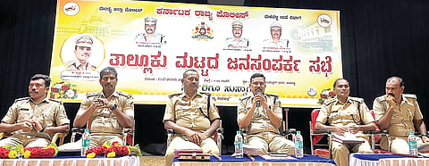 ಮಳವಳ್ಳಿ ತಾಲೂಕು ಹಲಗೂರು ಸಮೀಪದ ಮುತ್ತತ್ತಿಗೆ ಸೋಮವಾರ ಜಿಲ್ಲಾಧಿಕಾರಿ ಡಾ. ಕುಮಾರ ಭೇಟಿ ನೀಡಿ ಅಧಿಕಾರಿಗಳಿಂದ ನದಿಯ ಪ್ರವಾಹ ಪರಿಸ್ಥಿತಿಯ ಕುರಿತು ಮಾಹಿತಿ ಪಡೆದರು. ಮಲ್ಲಿಕಾರ್ಜುನ ಬಾಲದಂಡಿ, ಶೇಖ್ ತನ್ವೀರ್ ಆಸಿಫ್, ಕೆ.ಎನ್.ಲೋಕೇಶ್, ವಾಸುದೇವ, ಮಲ್ಲಿಕಾರ್ಜುನ ಮತ್ತಿತರರಿದ್ದರು.