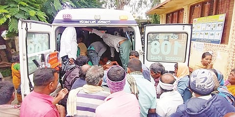 ಗುಂಡ್ಲುಪೇಟೆ ತಾಲೂಕಿನ ತೆರಕಣಾಂಬಿ ಆಸ್ಪತ್ರೆಯಿಂದ ಜಿಲ್ಲಾಸ್ಪತ್ರೆಗೆ ಒಂದೇ ವಾಹನದಲ್ಲಿ 8 ರೋಗಿಗಳನ್ನು ಕರೆದೊಯ್ಯುತ್ತಿರುವುದು.