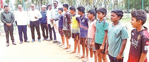 ಹನೂರಿನ ಶ್ರೀ ಮಲೆಮಹದೇಶ್ವರ ಕ್ರೀಡಾಂಗಣಕ್ಕೆ ನೂತನ ಬಿಇಒ ಗುರುಲಿಂಗಯ್ಯ ಭೇಟಿ ನೀಡಿ ವಿದ್ಯಾರ್ಥಿಗಳಿಗೆ ಸಲಹೆ ನೀಡಿದರು. ಮಹದೇವ, ಗುರುಸ್ವಾಮಿ, ದೇವರಾಜು ಇತರರು ಇದ್ದರು. 