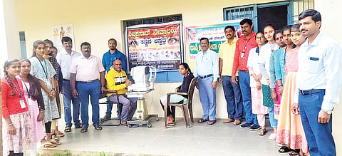ಕಿಕ್ಕೇರಿ ಕೆಪಿಎಸ್ ಸರ್ಕಾರಿ ಪದವಿ ಪೂರ್ವ ಕಾಲೇಜಿನಲ್ಲಿ ಬುಧವಾರ ಕಣ್ಣಿನ ತಪಾಸಣೆ ಉಚಿತ ಶಿಬಿರ ಆಯೋಜಿಸಲಾಗಿತ್ತು. ಜಿ.ಎನ್. ಮಂಜುನಾಥ್, ಎನ್. ದೊರೆಸ್ವಾಮಿ, ಕುಮಾರಸ್ವಾಮಿ, ರವೀಂದ್ರ, ರಮೇಶ್ ಮತ್ತಿತರರಿದ್ದರು.