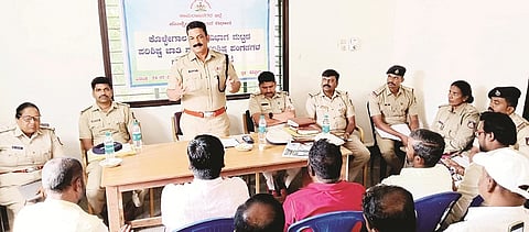 ಕೊಳ್ಳೇಗಾಲ ಪಟ್ಟಣದ ಡಿವೈಎಸ್ಪಿ ಕಚೇರಿಯಲ್ಲಿ ಬುಧವಾರ ಆಯೋಜಿಸಿದ್ದ ಕೊಳ್ಳೇಗಾಲ ಉಪವಿಭಾಗ ಮಟ್ಟದ ಪರಿಶಿಷ್ಟ ಜಾತಿ   ಪಂಗಡಗಳ ಕುಂದುಕೊರತೆ ಸಭೆಯಲ್ಲಿ ಡಿವೈಎಸ್ಪಿ ಎಂ.ಧರ್ಮೇಂದ್ರ ಮಾತನಾಡಿದರು.
