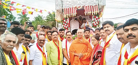 ಹನೂರಿನಲ್ಲಿ ನಾಡಪ್ರಭು ಕೆಂಪೇಗೌಡರ ಜಯಂತಿ ಮೆರವಣಿಗೆಗೆ ಶ್ರೀ ಸೋಮೇಶ್ವರನಾಥ ಸ್ವಾಮೀಜಿ ಚಾಲನೆ ನೀಡಿದರು. ಎಂ.ಆರ್ ಮಂಜುನಾಥ್, ಆರ್.ನರೇಂದ್ರ, ಪರಿಮಳ ನಾಗಪ್ಪ, ಡಾ.ಎಸ್ ದತ್ತೇಶ್‌ಕುಮಾರ್ ಇತರರು ಇದ್ದರು.
