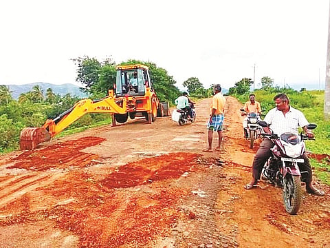 ಹನೂರು - ಬಂಡಳ್ಳಿ ಮಾರ್ಗದಲ್ಲಿ ನಿರ್ಮಾಣವಾಗಿದ್ದ ಗುಂಡಿಗಳಿಗೆ ಸಾರ್ವಜನಿಕರೇ ಮಣ್ಣು ಹಾಕುತ್ತಿರುವುದು.