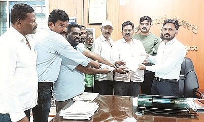 ಕೊಳ್ಳೇಗಾಲದ ಭೀಮನಗರದ ಪರಿಶಿಷ್ಟ ಜಾತಿ ಕಸಬಾ ಮನೆ ಯಜಮಾನರು ಗುರುವಾರ ಉಪ ವಿಭಾಗಾಧಿಕಾರಿ ಬಿ.ಆರ್.ಮಹೇಶ್ ಅವರಿಗೆ ಮನವಿ ಸಲ್ಲಿಸಿದರು.