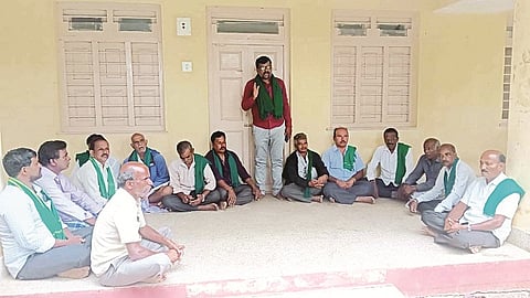 ಯಳಂದೂರು ಪಟ್ಟಣದ ಪ್ರವಾಸಿ ಮಂದಿರದ ಬಳಿ ಗುರುವಾರ ಆಯೋಜಿಸಿದ್ದ ಸಭೆಯಲ್ಲಿ ಬಡಗಲಪುರ ನಾಗರಾಜು ಮಾತನಾಡಿದರು