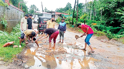 ಶ್ರಮದಾನದ ಮೂಲಕ ರಸ್ತೆ ಗುಂಡಿಗೆ ಮುಕ್ತಿ