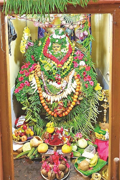 ಆಶಾಢ ಮಾಸದ ಮೂರನೇ ಶುಕ್ರವಾರ ಅಂಗವಾಗಿ ಗುಂಡ್ಲುಪೇ ಟೆಯ ಶ್ರೀರಾಮೇಶ್ವರ ದೇವಾಲಯದಲ್ಲಿ ಪಾರ್ವತಿ ಅಮ್ಮನವರನ್ನು ತರಕಾರಿ ಹಾಗೂ ಹಣ್ಣುಗಳಿಂದ ವಿಶೇಷವಾಗಿ ಅಲಂಕರಿಸಲಾಗಿತ್ತು.
