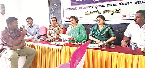 ಲೊಕ್ಕನಹಳ್ಳಿಯಲ್ಲಿ ಆಯೋಜಿಸಿದ್ಧ ಜನಸ್ಪಂದನ ಕಾರ್ಯಕ್ರಮದಲ್ಲಿ ಸಾರ್ವಜನಿಕರು ಅಧಿಕಾರಿಗಳ ಮುಂದೆ ಸಮಸ್ಯೆ ಹೇಳಿಕೊಂಡರು. ಜಿಲ್ಲಾಧಿಕಾರಿ ಸಿ.ಟಿ ಶಿಲ್ಪಾನಾಗ್, ಎಸ್ಪಿ ಡಾ. ಟಿ.ಬಿ ಕವಿತಾ, ಸಿಇಒ ಮೋನಾ ರೋತ್, ಎಸಿ ಮಹೇಶ್ ಇತರರು ಇದ್ದರು.