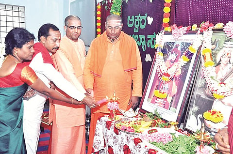 ಕೊಳ್ಳೇಗಾಲದ ಶ್ರೀ ಗುರುಮಲ್ಲೇಶ್ವರ ಹಿರಿಯ ಪ್ರಾಥಮಿಕ ಶಾಲೆಯಲ್ಲಿ ಆಯೋಜಿಸಿದ್ದ ಕಾರ್ಯಕ್ರಮಕ್ಕೆ ಶಾಂತಮಲ್ಲಿಕಾರ್ಜುನ ಸ್ವಾಮೀಜಿ, ಪ್ರಸನ್ನ ಮಲ್ಲಿಕಾರ್ಜುನ ಸ್ವಾಮೀಜಿ ಚಾಲನೆ ನೀಡಿದರು.