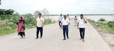 ದೇವದುರ್ಗ ತಾಲೂಕಿನ ಹೂವಿನಹೆಡಗಿಗೆ ಡಿಎಚ್‌ಒ ಡಾ.ಸುರೇಂದ್ರಬಾಬು ಶನಿವಾರ ಭೇಟಿ ನೀಡಿದ್ದರು. ಜಿಲ್ಲಾ ಸರ್ವೇಕ್ಷಣ ಅಧಿಕಾರಿ ಕೆ.ಗಣೇಶ, ಜಿಲ್ಲಾ ಕುಷ್ಠರೋಗ ನಿವಾರಾಣಾಧಿಕಾರಿ ಯಶೋದಾ, ತಾಲೂಕು ವೈದ್ಯಾಧಿಕಾರಿ ಬನದೇಶ್ವರ ಇದ್ದರು.